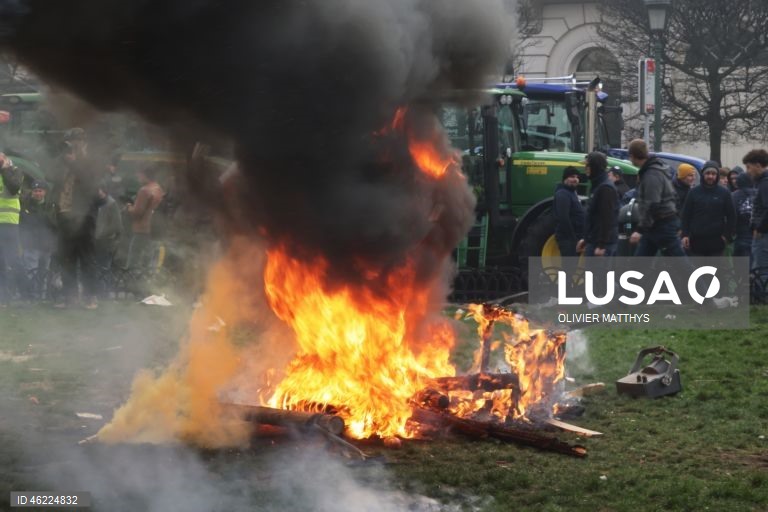 Milhares de agricultores de toda a Europa protestaram em Bruxelas, levando tratores para perto das instituições da UE para denunciar as políticas agrícolas e comerciais da UE, particularmente o acordo UE-Mercosul, as reformas da PAC e as crescentes pressões regulatórias e financeiras, durante uma cimeira de líderes da UE.  
