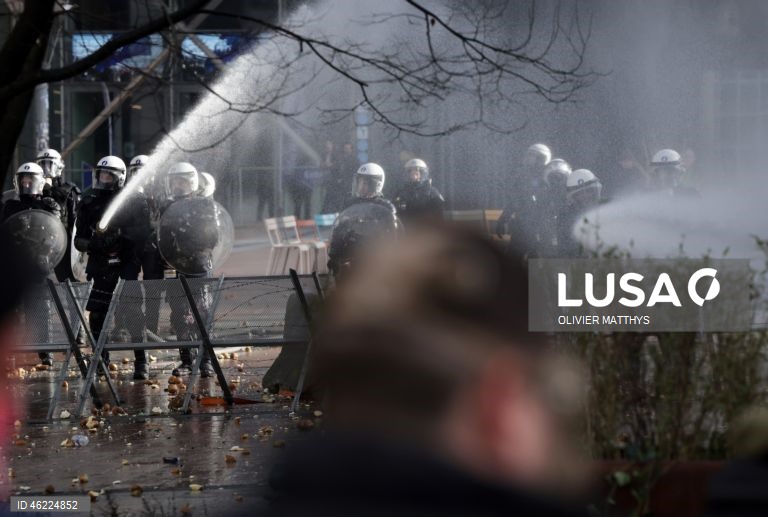 Milhares de agricultores de toda a Europa protestaram em Bruxelas, levando tratores para perto das instituições da UE para denunciar as políticas agrícolas e comerciais da UE, particularmente o acordo UE-Mercosul, as reformas da PAC e as crescentes pressões regulatórias e financeiras, durante uma cimeira de líderes da UE.  