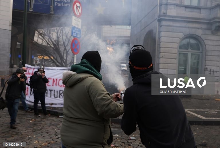 Milhares de agricultores de toda a Europa protestaram em Bruxelas, levando tratores para perto das instituições da UE para denunciar as políticas agrícolas e comerciais da UE, particularmente o acordo UE-Mercosul, as reformas da PAC e as crescentes pressões regulatórias e financeiras, durante uma cimeira de líderes da UE.  