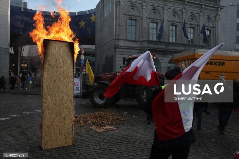 Milhares de agricultores de toda a Europa protestaram em Bruxelas, levando tratores para perto das instituições da UE para denunciar as políticas agrícolas e comerciais da UE, particularmente o acordo UE-Mercosul, as reformas da PAC e as crescentes pressões regulatórias e financeiras, durante uma cimeira de líderes da UE.  