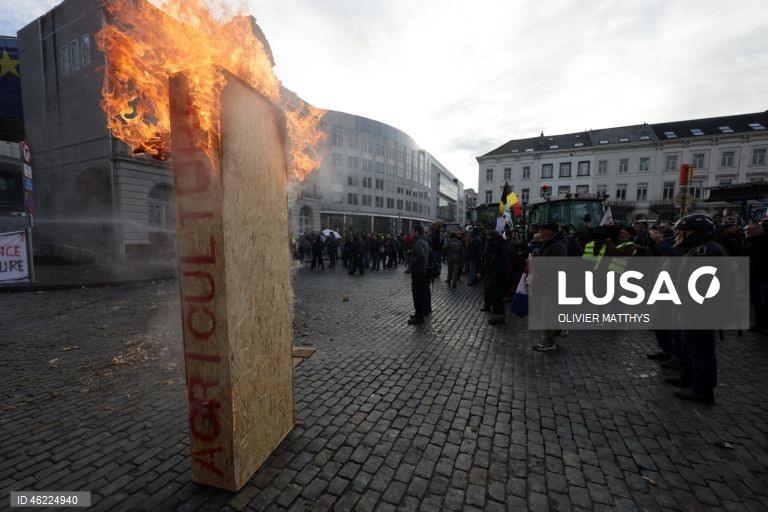 Milhares de agricultores de toda a Europa protestaram em Bruxelas, levando tratores para perto das instituições da UE para denunciar as políticas agrícolas e comerciais da UE, particularmente o acordo UE-Mercosul, as reformas da PAC e as crescentes pressões regulatórias e financeiras, durante uma cimeira de líderes da UE.  