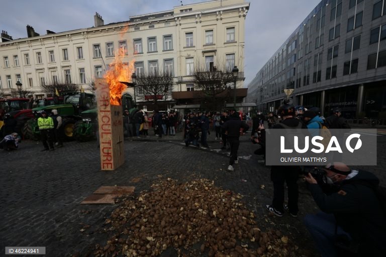 Milhares de agricultores de toda a Europa protestaram em Bruxelas, levando tratores para perto das instituições da UE para denunciar as políticas agrícolas e comerciais da UE, particularmente o acordo UE-Mercosul, as reformas da PAC e as crescentes pressões regulatórias e financeiras, durante uma cimeira de líderes da UE.  