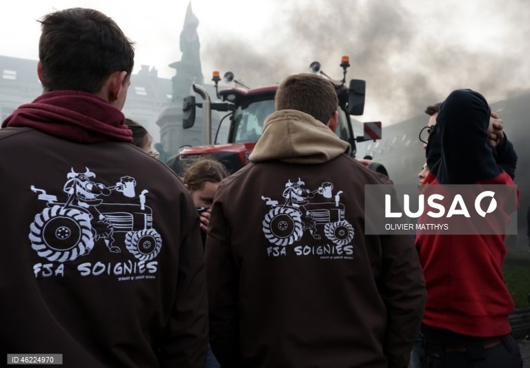 Milhares de agricultores de toda a Europa protestaram em Bruxelas, levando tratores para perto das instituições da UE para denunciar as políticas agrícolas e comerciais da UE, particularmente o acordo UE-Mercosul, as reformas da PAC e as crescentes pressões regulatórias e financeiras, durante uma cimeira de líderes da UE.  