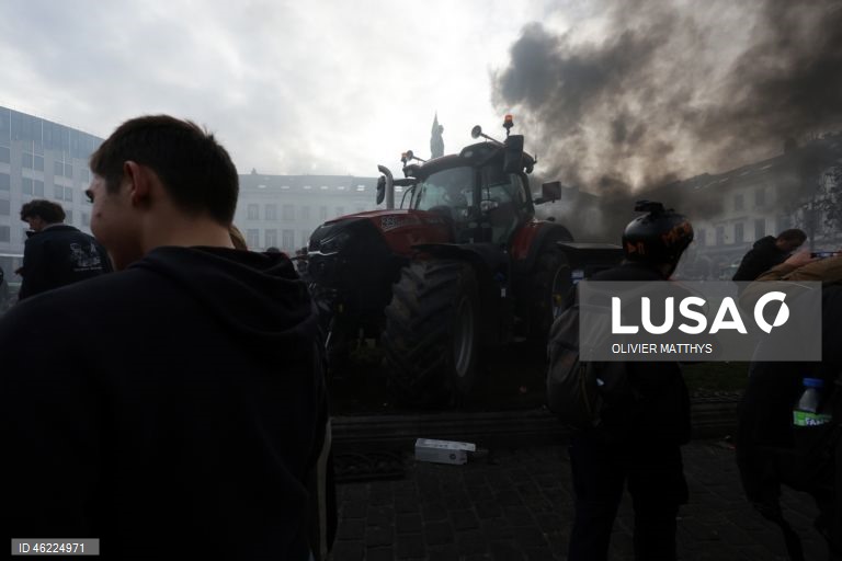 Milhares de agricultores de toda a Europa protestaram em Bruxelas, levando tratores para perto das instituições da UE para denunciar as políticas agrícolas e comerciais da UE, particularmente o acordo UE-Mercosul, as reformas da PAC e as crescentes pressões regulatórias e financeiras, durante uma cimeira de líderes da UE.  