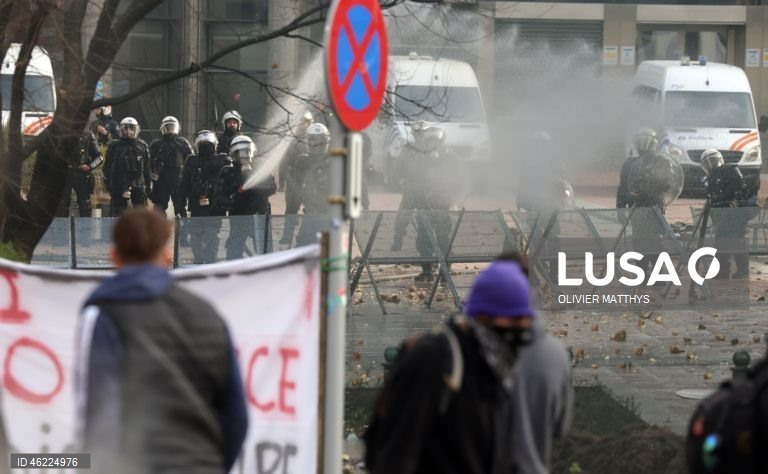 Milhares de agricultores de toda a Europa protestaram em Bruxelas, levando tratores para perto das instituições da UE para denunciar as políticas agrícolas e comerciais da UE, particularmente o acordo UE-Mercosul, as reformas da PAC e as crescentes pressões regulatórias e financeiras, durante uma cimeira de líderes da UE.  
