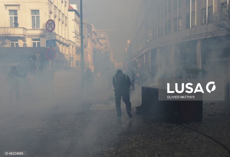 Milhares de agricultores de toda a Europa protestaram em Bruxelas, levando tratores para perto das instituições da UE para denunciar as políticas agrícolas e comerciais da UE, particularmente o acordo UE-Mercosul, as reformas da PAC e as crescentes pressões regulatórias e financeiras, durante uma cimeira de líderes da UE.  