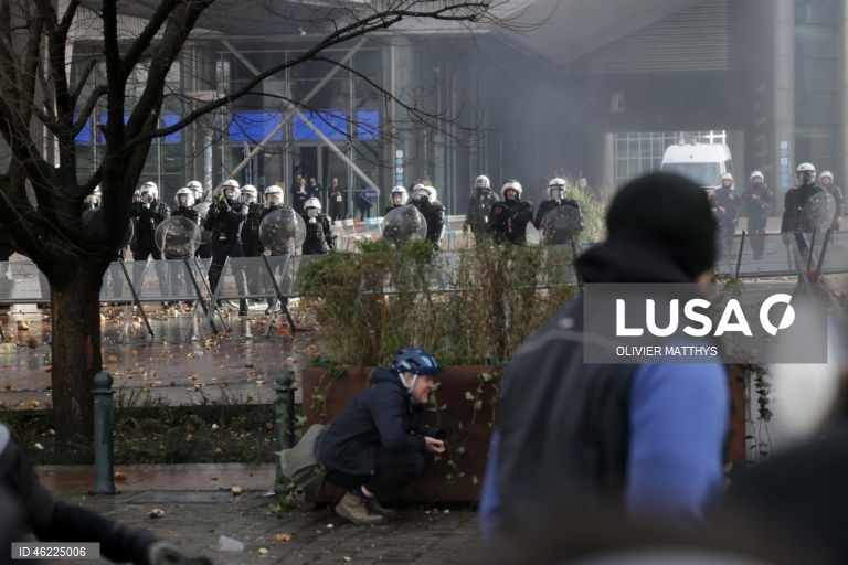 Milhares de agricultores de toda a Europa protestaram em Bruxelas, levando tratores para perto das instituições da UE para denunciar as políticas agrícolas e comerciais da UE, particularmente o acordo UE-Mercosul, as reformas da PAC e as crescentes pressões regulatórias e financeiras, durante uma cimeira de líderes da UE.  