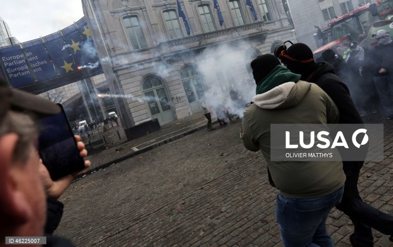 Milhares de agricultores de toda a Europa protestaram em Bruxelas, levando tratores para perto das instituições da UE para denunciar as políticas agrícolas e comerciais da UE, particularmente o acordo UE-Mercosul, as reformas da PAC e as crescentes pressões regulatórias e financeiras, durante uma cimeira de líderes da UE.  