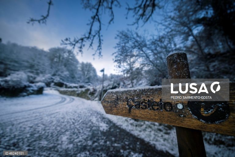 A aldeia do Castelo, concelho de Vila Pouca de Aguiar no distrito de Vila Real, acordou pintada de branco.  21 de Dezembro  de 2025. Onze distritos de Portugal continental estão hoje sob aviso laranja, o segundo mais elevado, devido à queda de neve e à agitação marítima, indicou o Instituto Português do Mar e da Atmosfera (IPMA). PEDRO SARMENTO COSTA/LUSA