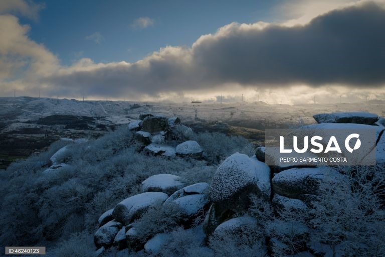 A aldeia do Castelo, concelho de Vila Pouca de Aguiar no distrito de Vila Real, acordou pintada de branco.  21 de Dezembro  de 2025. Onze distritos de Portugal continental estão hoje sob aviso laranja, o segundo mais elevado, devido à queda de neve e à agitação marítima, indicou o Instituto Português do Mar e da Atmosfera (IPMA). PEDRO SARMENTO COSTA/LUSA