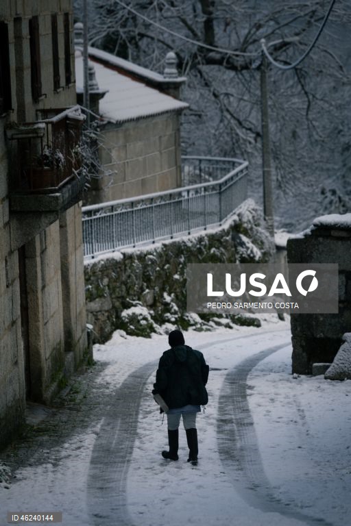 A aldeia do Castelo, concelho de Vila Pouca de Aguiar no distrito de Vila Real, acordou pintada de branco.  21 de Dezembro  de 2025. Onze distritos de Portugal continental estão hoje sob aviso laranja, o segundo mais elevado, devido à queda de neve e à agitação marítima, indicou o Instituto Português do Mar e da Atmosfera (IPMA). PEDRO SARMENTO COSTA/LUSA