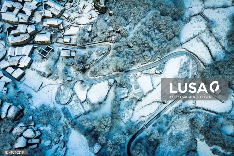 Imagem captada por drone da aldeia do Castelo, concelho de Vila Pouca de Aguiar no distrito de Vila Real, acordou pintada de branco.  21 de Dezembro  de 2025. Onze distritos de Portugal continental estão hoje sob aviso laranja, o segundo mais elevado, devido à queda de neve e à agitação marítima, indicou o Instituto Português do Mar e da Atmosfera (IPMA). PEDRO SARMENTO COSTA/LUSA