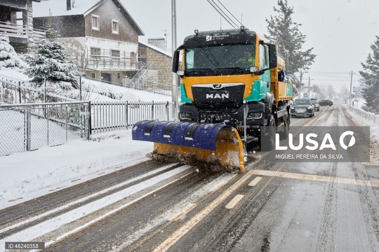 Queda de neve em Penhas da Saúde, Covilhã.  21 de Dezembro  de 2025. Onze distritos de Portugal continental estão hoje sob aviso laranja, o segundo mais elevado, devido à queda de neve e à agitação marítima, indicou o Instituto Português do Mar e da Atmosfera (IPMA). MIGUEL PEREIRA SA SILVA/ LUSA