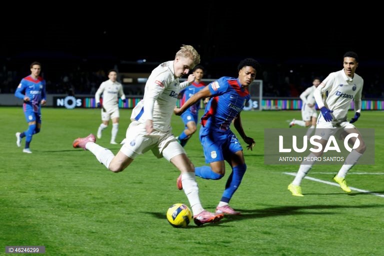 O FC Porto, com dois golos de Borja Sainz, venceu hoje folgadamente em Alverca 3-0, em jogo da 15.ª jornada da I Liga de futebol, prova que lidera provisoriamente, com oito pontos de avanço para o segundo.