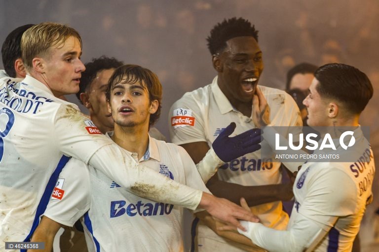 O FC Porto, com dois golos de Borja Sainz, venceu hoje folgadamente em Alverca 3-0, em jogo da 15.ª jornada da I Liga de futebol, prova que lidera provisoriamente, com oito pontos de avanço para o segundo.