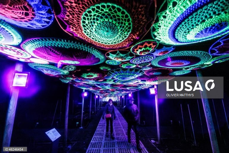 Festival de luzes Winter Floridylle no Jardim Botânico de Meise, em Meise, Bélgica. O festival de luzes acontece de 18 de dezembro de 2025 a 4 de janeiro de 2026.  