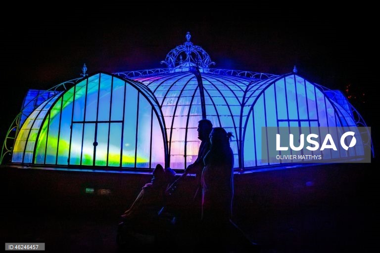 Festival de luzes Winter Floridylle no Jardim Botânico de Meise, em Meise, Bélgica. O festival de luzes acontece de 18 de dezembro de 2025 a 4 de janeiro de 2026.  