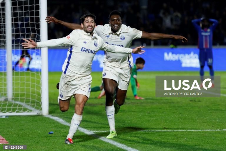 O FC Porto, com dois golos de Borja Sainz, venceu hoje folgadamente em Alverca 3-0, em jogo da 15.ª jornada da I Liga de futebol, prova que lidera provisoriamente, com oito pontos de avanço para o segundo.