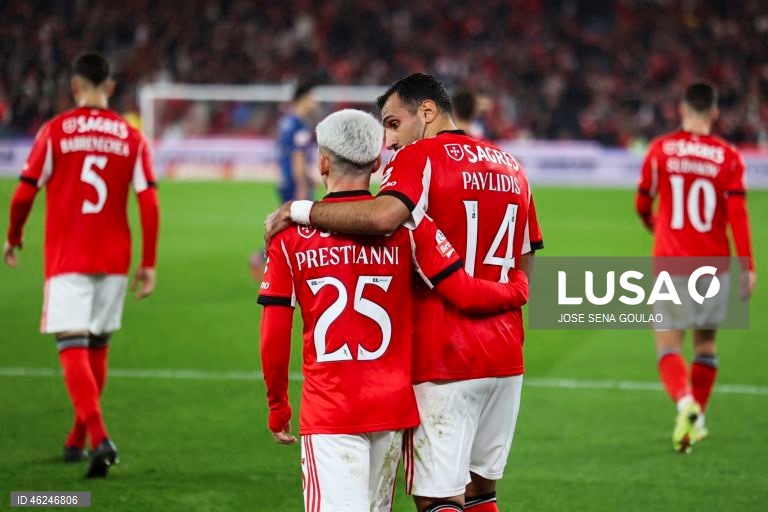 Um golo de Pavlidis, na conversão de uma grande penalidade, foi o suficiente para o Benfica vencer hoje na receção ao Famalicão por 1-0, em jogo da 15.ª jornada da I Liga de futebol.