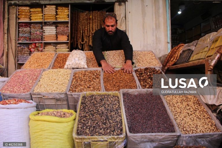 Com o início do inverno, a procura por nozes e frutos secos aumenta, impulsionada pelos hábitos de consumo sazonais. Esse aumento destaca o papel essencial das nozes e frutos secos na dieta durante os meses mais frios do Afeganistão.