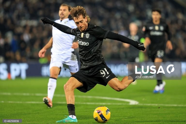 O Sporting venceu em casa do Vitória de Guimarães por 4-1, no jogo que encerrou a 15.ª jornada da I Liga de futebol, mantendo assim a desvantagem de cinco pontos para o comandante FC Porto.