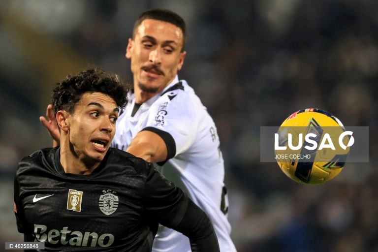 O Sporting venceu em casa do Vitória de Guimarães por 4-1, no jogo que encerrou a 15.ª jornada da I Liga de futebol, mantendo assim a desvantagem de cinco pontos para o comandante FC Porto.