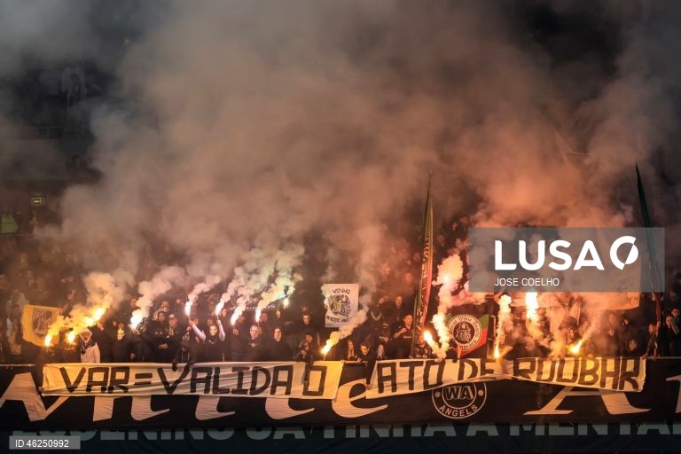 O Sporting venceu em casa do Vitória de Guimarães por 4-1, no jogo que encerrou a 15.ª jornada da I Liga de futebol, mantendo assim a desvantagem de cinco pontos para o comandante FC Porto.