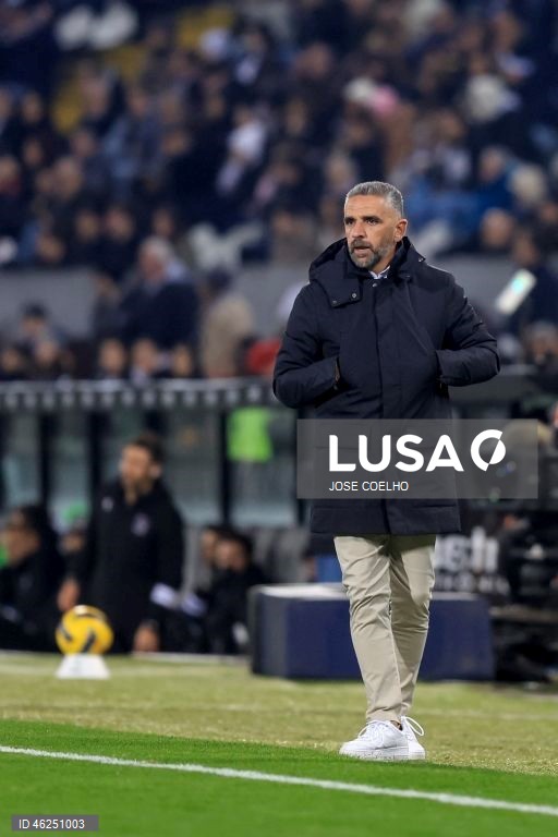 O Sporting venceu em casa do Vitória de Guimarães por 4-1, no jogo que encerrou a 15.ª jornada da I Liga de futebol, mantendo assim a desvantagem de cinco pontos para o comandante FC Porto.