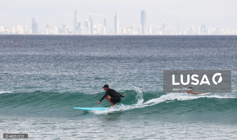 As pessoas aproveitam o ar livre na véspera de Natal em Coolangatta, na Gold Coast, Queensland, Austrália.