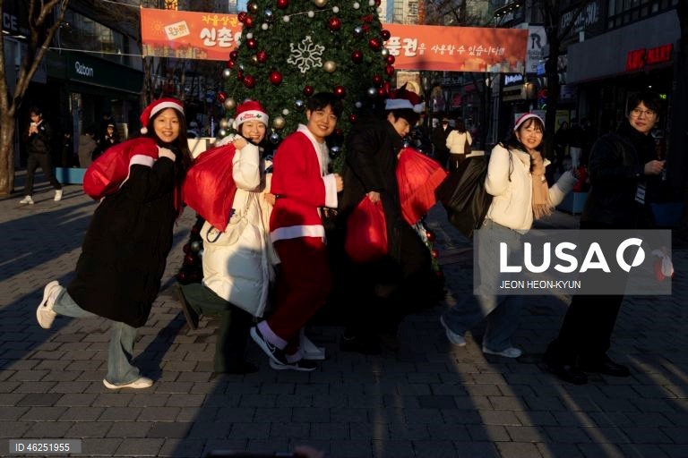 Voluntários sul-coreanos vestidos com trajes de Pai Natal participam de um evento beneficente na véspera de Natal em Seul, Coreia do Sul. A Fundação da Juventude da Coreia organizou o evento, distribuindo presentes a 1.004 crianças carentes.  