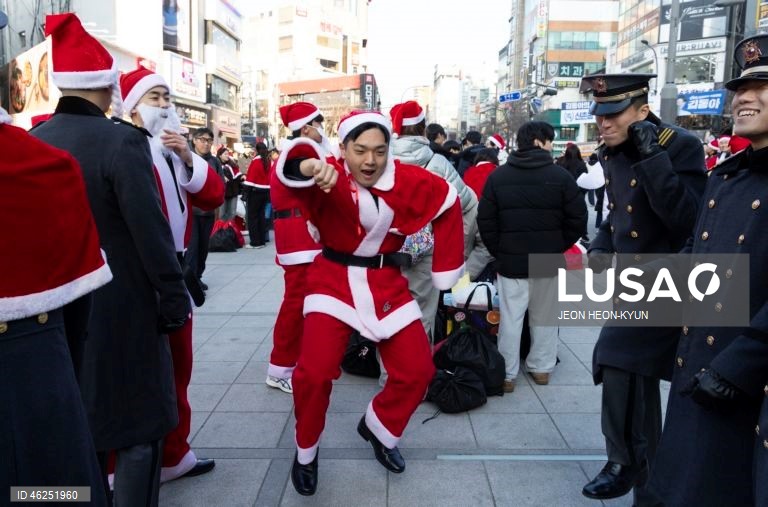 Voluntários sul-coreanos vestidos com trajes de Pai Natal participam de um evento beneficente na véspera de Natal em Seul, Coreia do Sul. A Fundação da Juventude da Coreia organizou o evento, distribuindo presentes a 1.004 crianças carentes.  
