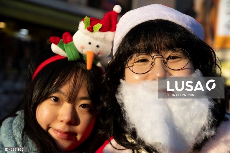 Voluntários sul-coreanos vestidos com trajes de Pai Natal participam de um evento beneficente na véspera de Natal em Seul, Coreia do Sul. A Fundação da Juventude da Coreia organizou o evento, distribuindo presentes a 1.004 crianças carentes.  