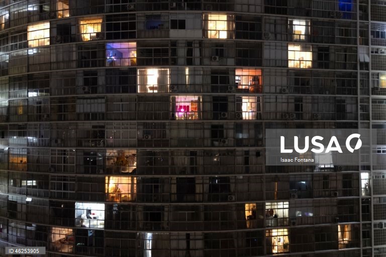 Uma imagem aérea captada por um drone mostra o Edifício Copan na véspera de Natal em São Paulo, Brasil.