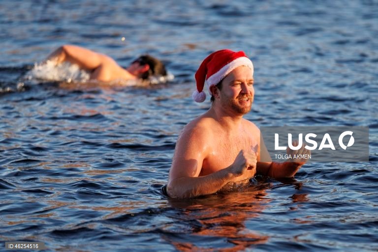 A corrida matinal de Natal do Serpentine Swimming Club é nadada em um percurso de 100 jardas (91,4 m) pela Peter Pan Cup, e acredita-se que seja a corrida de natação mais antiga do mundo. A corrida é realizada todos os anos desde 1864, com a única exceção de 2020.