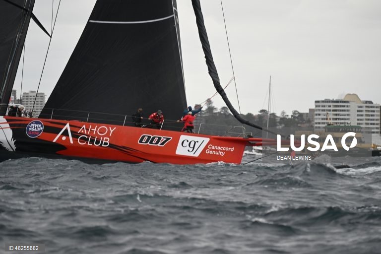 Largada da regata Sydney-Hobart 2025 no Cruising Yacht Club of Australia, em Sydney, Austrália.