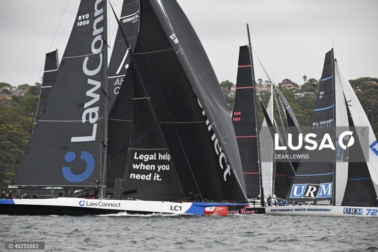 Largada da regata Sydney-Hobart 2025 no Cruising Yacht Club of Australia, em Sydney, Austrália.