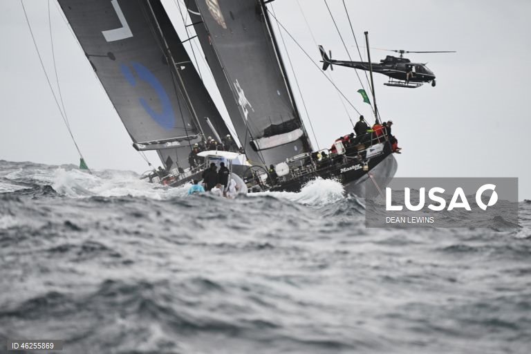 Largada da regata Sydney-Hobart 2025 no Cruising Yacht Club of Australia, em Sydney, Austrália.