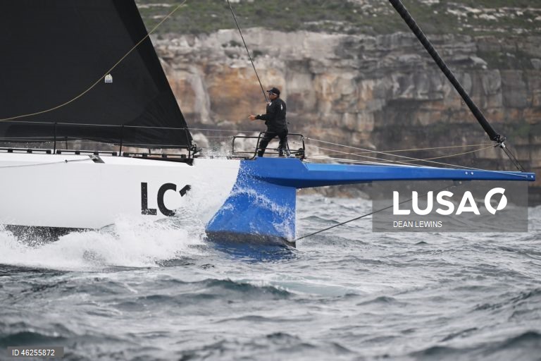 Largada da regata Sydney-Hobart 2025 no Cruising Yacht Club of Australia, em Sydney, Austrália.