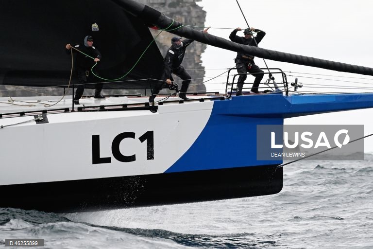 Largada da regata Sydney-Hobart 2025 no Cruising Yacht Club of Australia, em Sydney, Austrália.