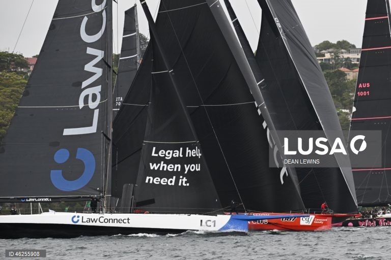 Largada da regata Sydney-Hobart 2025 no Cruising Yacht Club of Australia, em Sydney, Austrália.