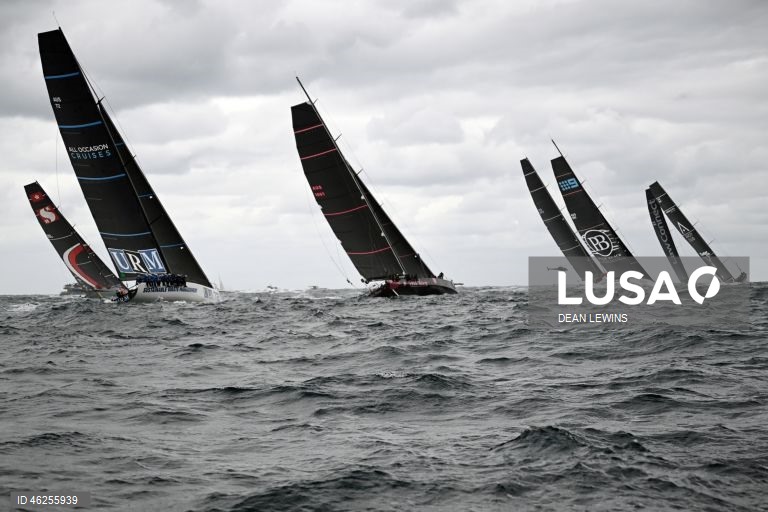 Largada da regata Sydney-Hobart 2025 no Cruising Yacht Club of Australia, em Sydney, Austrália.