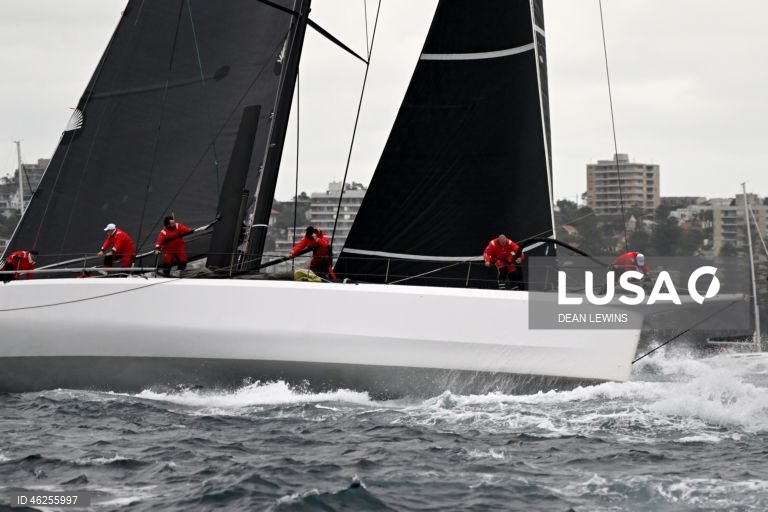 Largada da regata Sydney-Hobart 2025 no Cruising Yacht Club of Australia, em Sydney, Austrália.