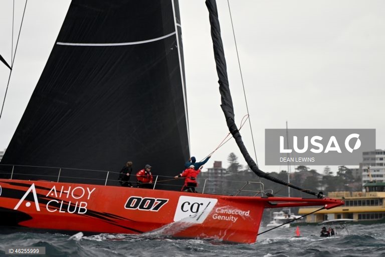 Largada da regata Sydney-Hobart 2025 no Cruising Yacht Club of Australia, em Sydney, Austrália.