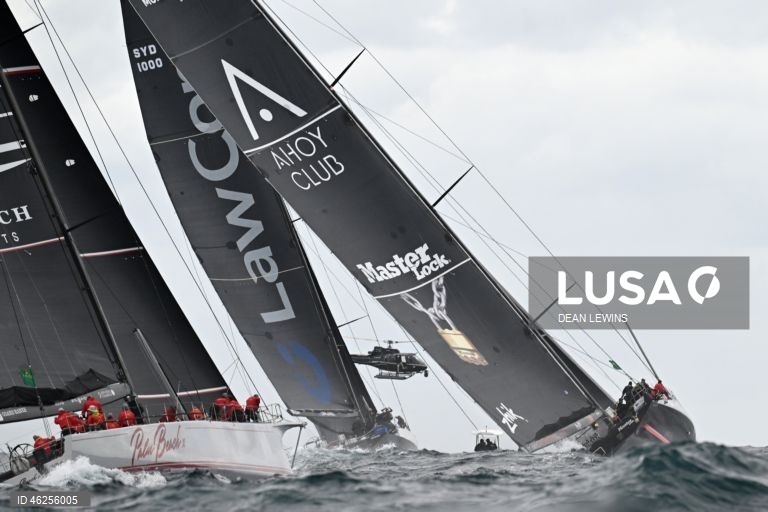 Largada da regata Sydney-Hobart 2025 no Cruising Yacht Club of Australia, em Sydney, Austrália.