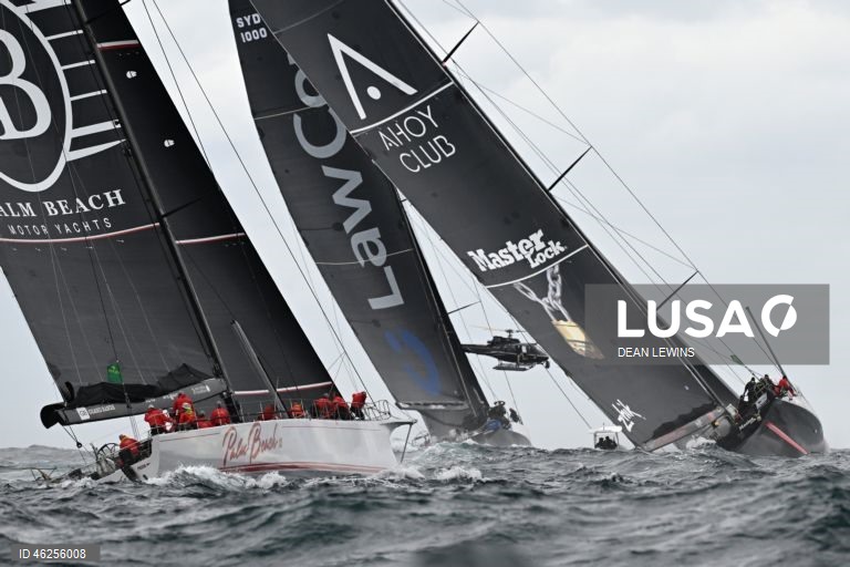 Largada da regata Sydney-Hobart 2025 no Cruising Yacht Club of Australia, em Sydney, Austrália.