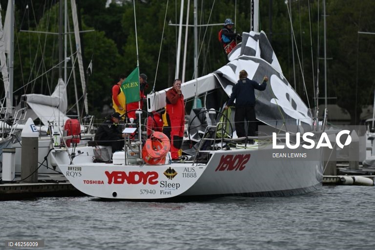 Largada da regata Sydney-Hobart 2025 no Cruising Yacht Club of Australia, em Sydney, Austrália.