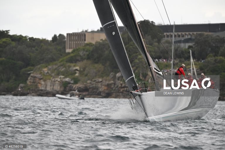 Largada da regata Sydney-Hobart 2025 no Cruising Yacht Club of Australia, em Sydney, Austrália.
