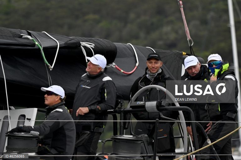 Largada da regata Sydney-Hobart 2025 no Cruising Yacht Club of Australia, em Sydney, Austrália.