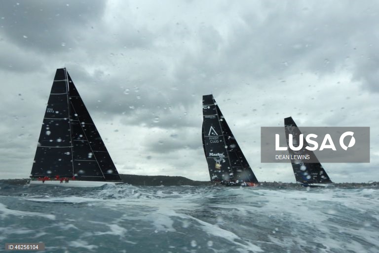 Largada da regata Sydney-Hobart 2025 no Cruising Yacht Club of Australia, em Sydney, Austrália.