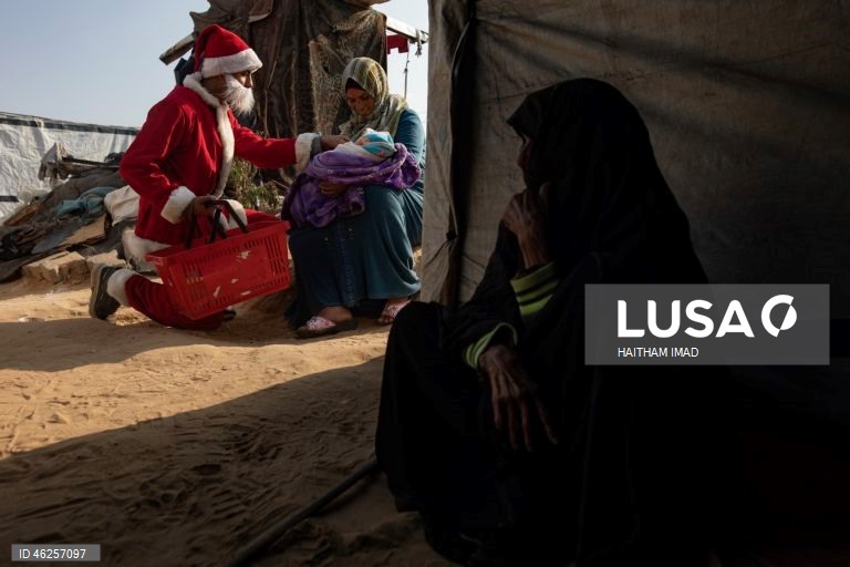 Instituição de caridade entrega alimentos e suprimentos a famílias deslocadas em Khan Yunis, na Faixa de Gaza.